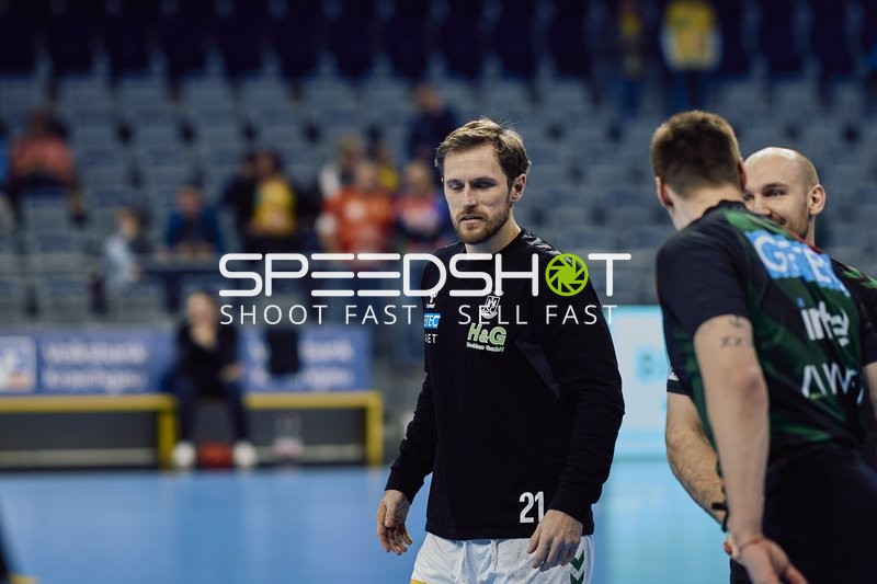 Spieler auf dem Spielfeld beim Aufwärmen