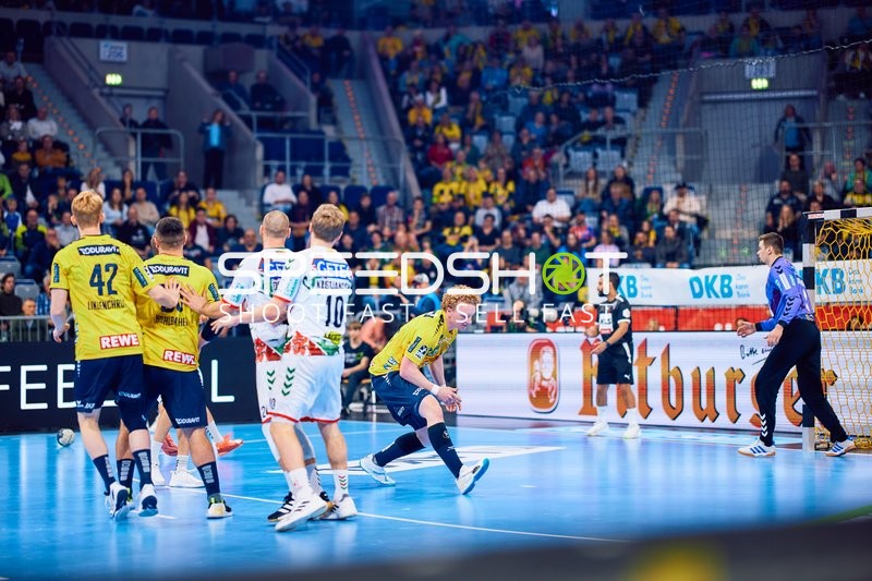 Ein Spieler von SC Magdeburg versucht, den Ball im Angriff zu führen.