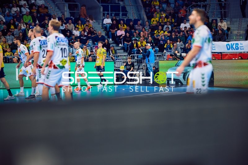 Spieler von SC Magdeburg und Rhein Neckar Löwen bereiten sich auf den nächsten Spielzug vor.