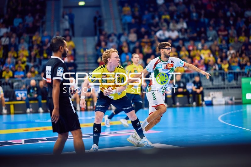 Ein Spieler von Rhein Neckar Löwen erhält den Ball in einem Spiel gegen SC Magdeburg.