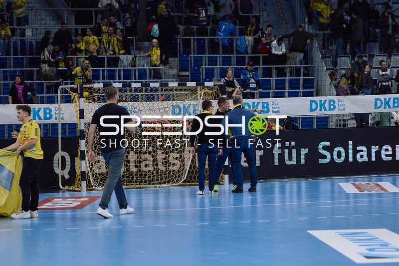 Zuschauer und Betreuer stehen am Spielfeldrand