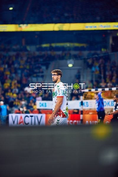 Spieler blickt in Richtung Spielfeldrand