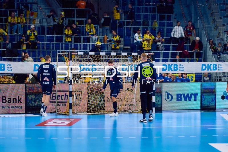 Spieler bereiten sich auf das Spiel vor.