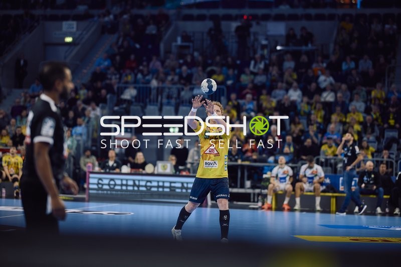 Ein Spieler der Rhein Neckar Löwen steht bereit, den Ball zu passen oder zu werfen.