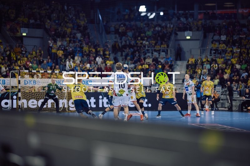 Ein Spieler von SC Magdeburg (Nr. 10) greift an und wird von der Abwehr der Rhein Neckar Löwen, einschließlich Jannik Kohlbacher und Halil Jaganjac, verteidigt.
