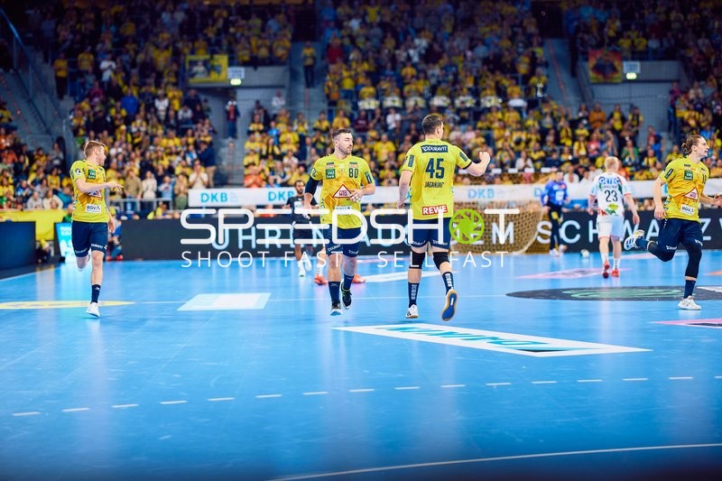 Spieler laufen über das Spielfeld