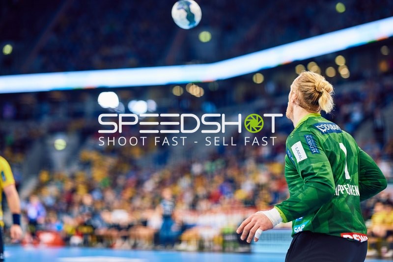 Ein Torwart beobachtet den Ball in der Luft.