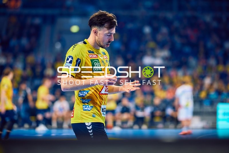 Ein Spieler der Rhein Neckar Löwen steht auf dem Spielfeld.