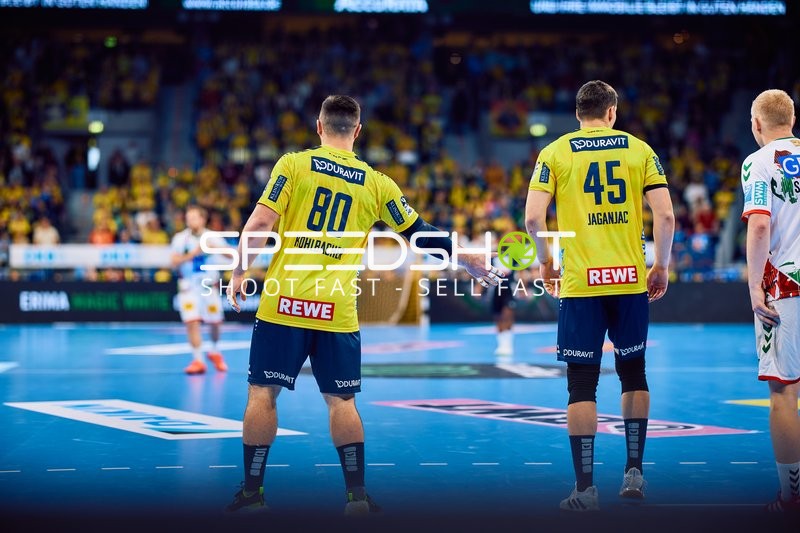 Spieler von Rhein Neckar Löwen bereiten sich auf einen Wechsel oder eine Spielaktion vor.