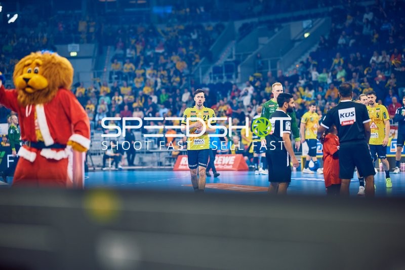 Spielerbesprechung auf dem Spielfeld