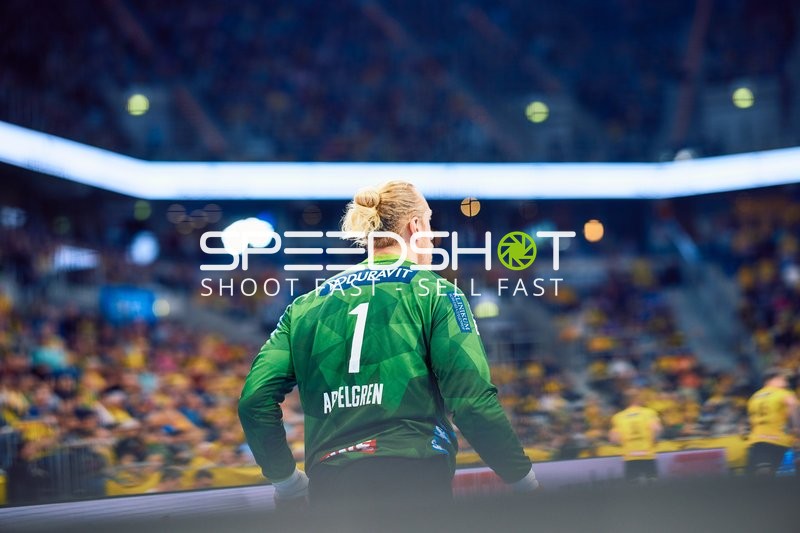 Ein Spieler von SC Magdeburg (Nummer 1) steht auf dem Spielfeld.