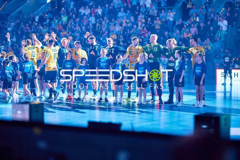 Mannschaftspräsentation mit Kindern auf dem Spielfeld