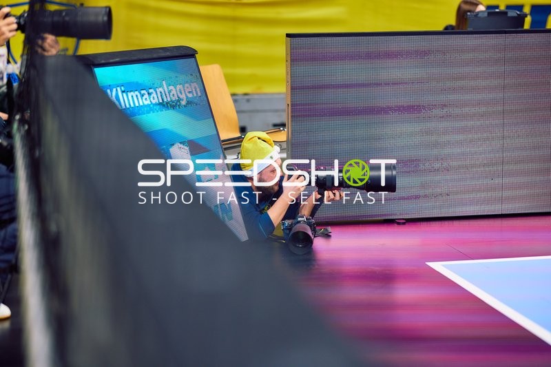 Ein Fotograf am Spielfeldrand nimmt Bilder auf.