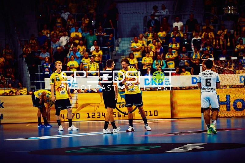 Diskussion mit dem Schiedsrichter