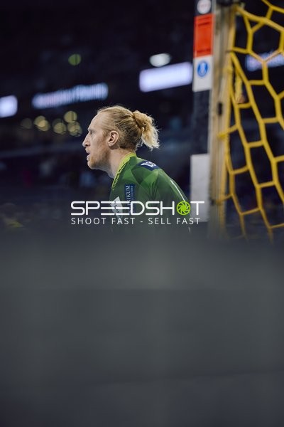 Der Spieler befindet sich im Tor und beobachtet das Spielfeld.