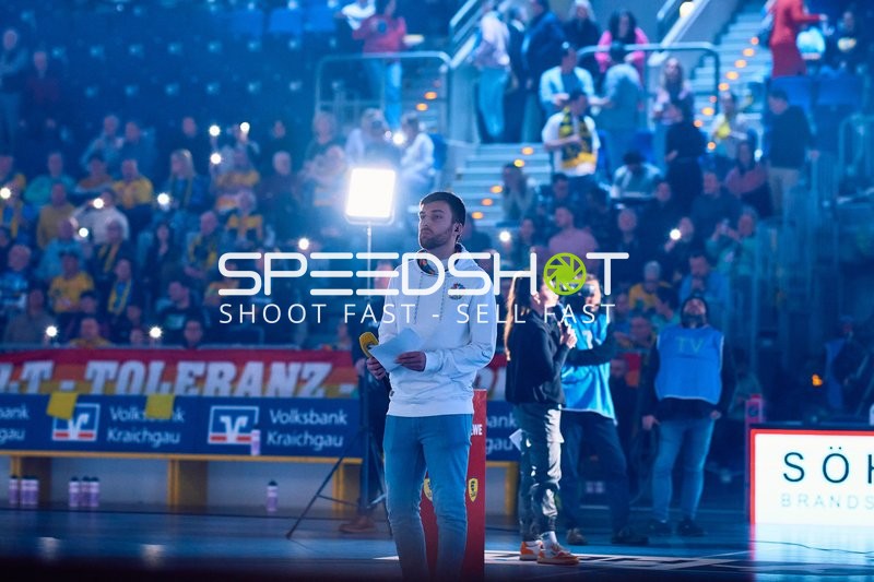 Spieler betritt das Spielfeld