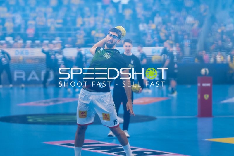 Ein Spieler von SC Magdeburg mit der Nummer 15 wärmt sich auf.