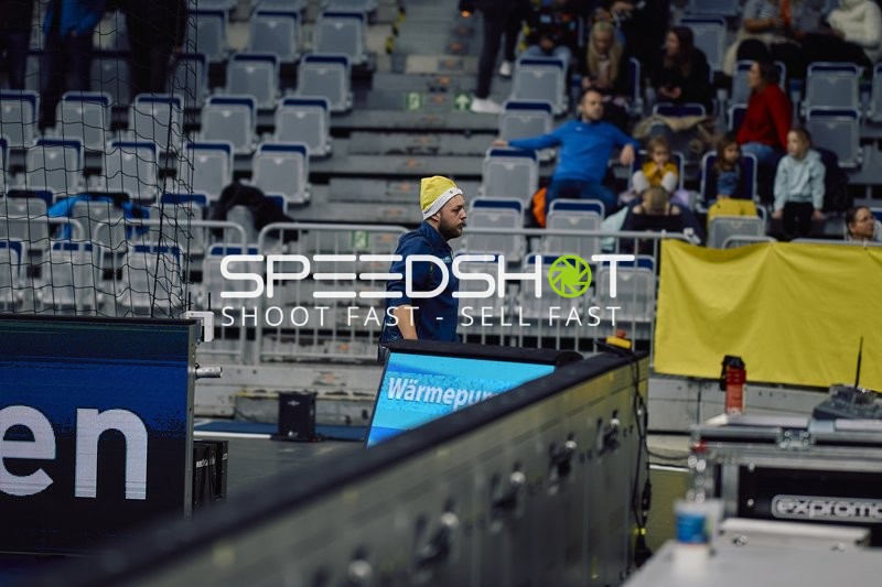 Ein Trainer oder Betreuer steht am Spielfeldrand.