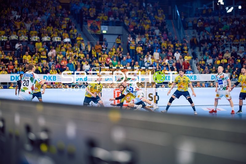 Ein Spieler der Rhein Neckar Löwen versucht, den Ball im Angriff durchzusetzen.