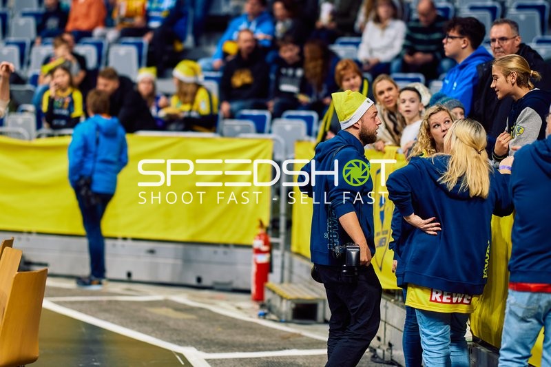 Zuschauer am Spielfeldrand