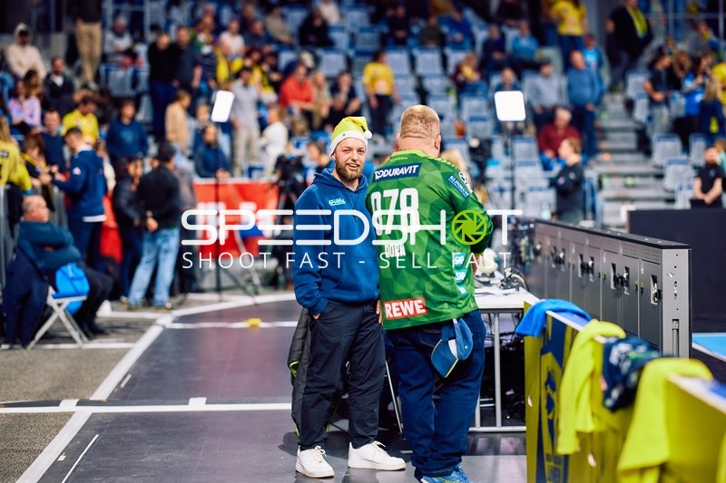 Teammitglieder bereiten sich am Spielfeldrand vor