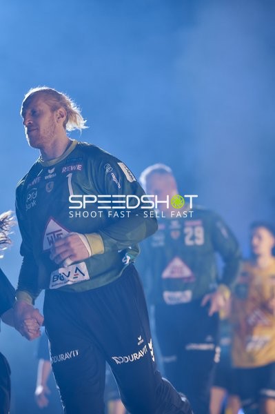 Einlauf der Spieler auf das Spielfeld