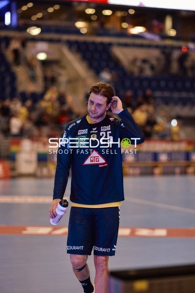 Ein Spieler der Rhein Neckar Löwen verlässt lächelnd das Spielfeld.