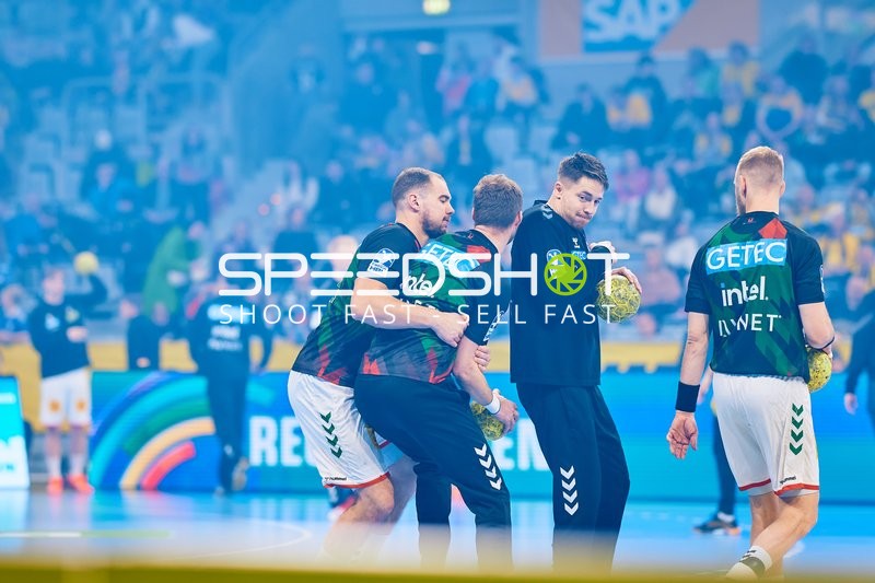 Teammitglieder des SC Magdeburg bereiten sich auf das Spiel vor.