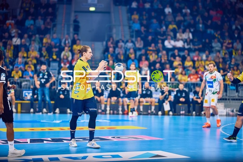 Ein Spieler der Rhein Neckar Löwen bereitet sich auf einen Wurf vor.