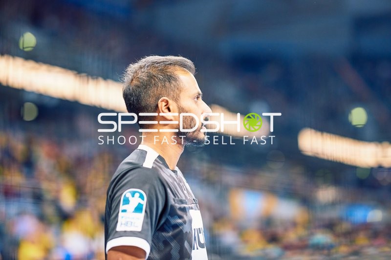 Ein Spieler von SC Magdeburg beobachtet aufmerksam das Spielgeschehen.