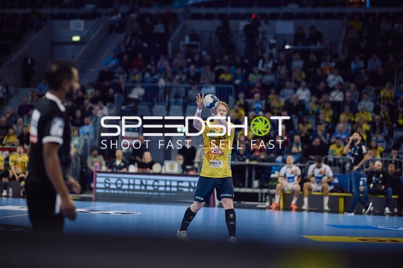 Gustav Davidsson von den Rhein Neckar Löwen bereitet sich darauf vor, den Ball zu werfen.