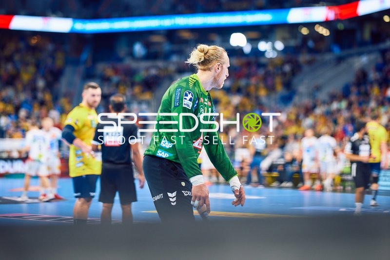 Ein Torwart steht bereit, um einen Wurf abzuwehren.