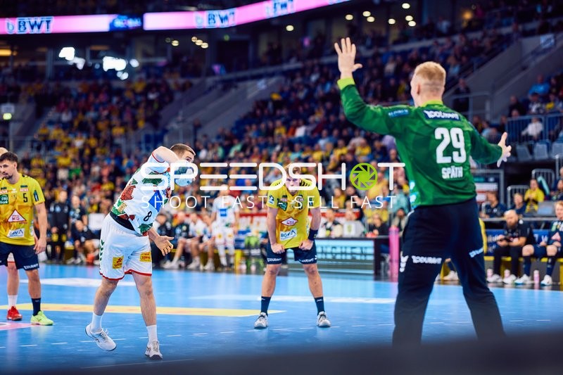 Ein Spieler von SC Magdeburg führt einen Wurf gegen den Torwart der Rhein Neckar Löwen aus.