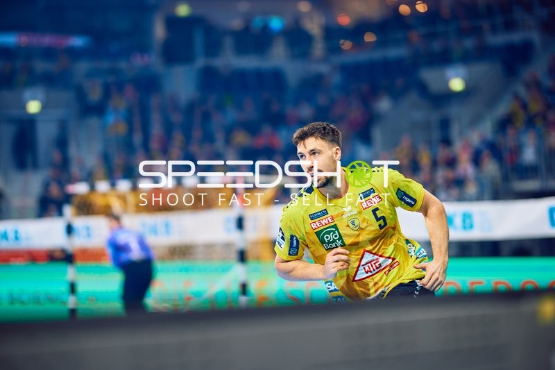 Spieler Ivan Martinović von RNL rennt in Richtung Tor.