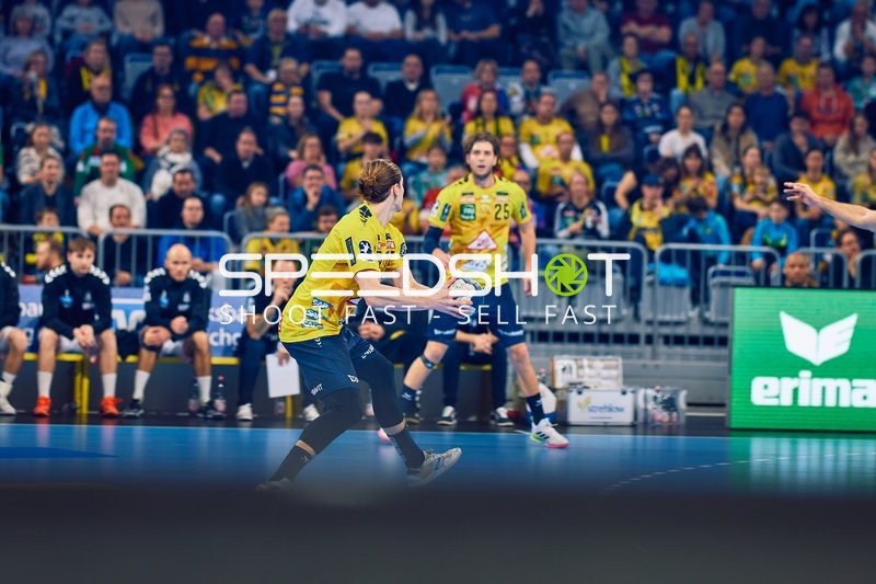 Ein Spieler der Rhein Neckar Löwen passt den Ball.