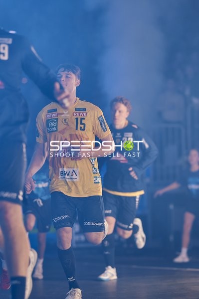 Spieler laufen in die Arena ein