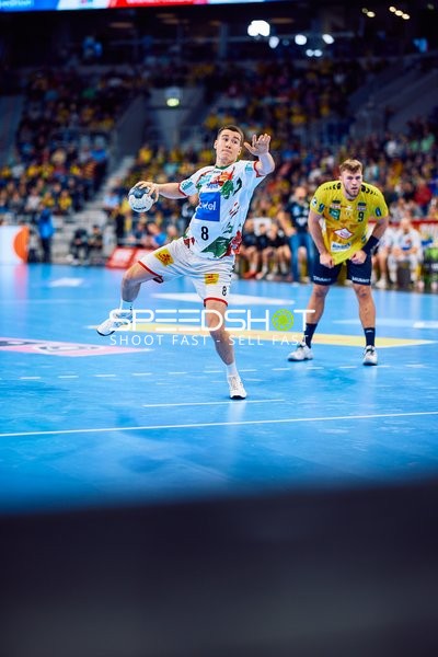 Ein Spieler von SC Magdeburg, ZEHNDER MANUEL MAGDEBURG, führt einen Wurf aus, während ein Spieler von Rhein Neckar Löwen, Steven Plucnar Jacobsen, verteidigt.