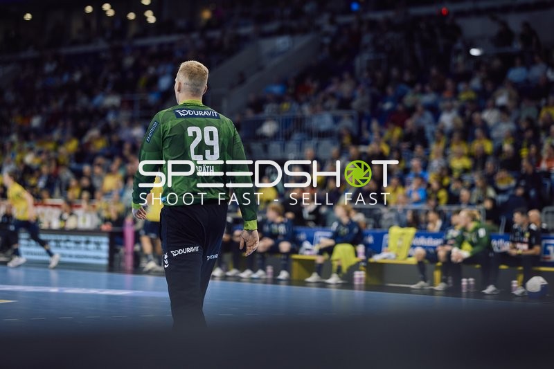 Ein Torwart von SC Magdeburg steht auf dem Spielfeld.