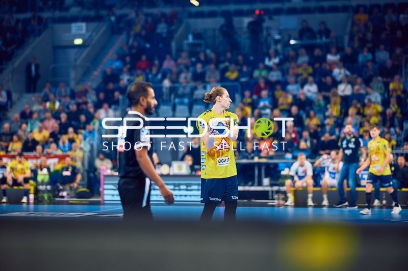 Juri Knorr bereitet sich auf einen Wurf vor.