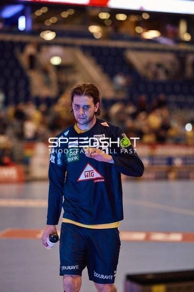 Ein Spieler von Rhein Neckar Löwen verlässt das Spielfeld.