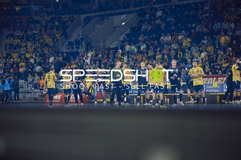 Die Spieler der Rhein Neckar Löwen und SC Magdeburg begrüßen sich auf dem Spielfeld vor dem Spiel.