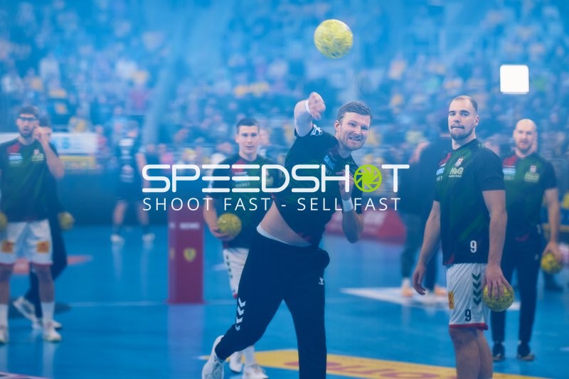 Ein Spieler wirft einen Handball.