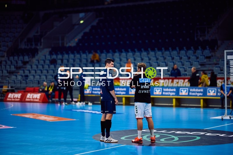 Vorbesprechung zwischen Spielern auf dem Spielfeld.