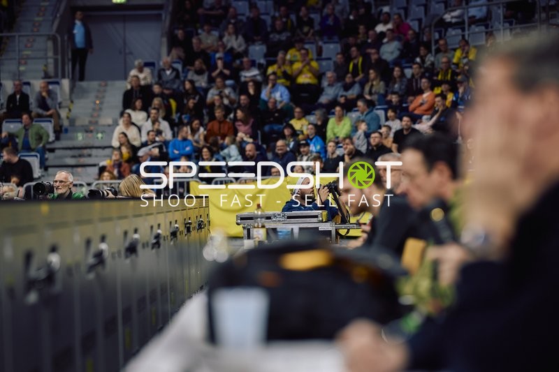 Zuschauer beobachten das Spiel