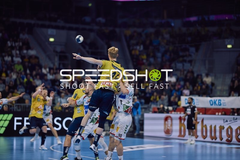 Ein Spieler von Rhein Neckar Löwen springt, um den Ball zu werfen.