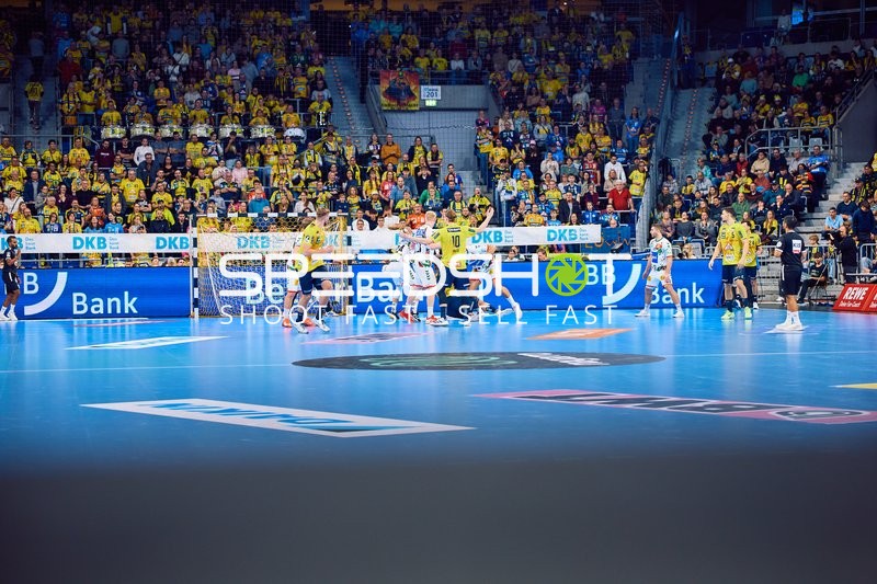 Ein Spieler der Rhein Neckar Löwen versucht an einem Gegenspieler aus Magdeburg vorbeizukommen.