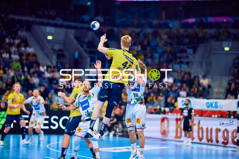 Ivan Martinović von den Rhein Neckar Löwen führt einen dynamischen Sprungwurf aus.