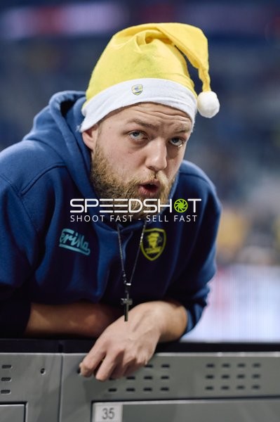 Ein Fan feiert das Spiel zwischen Rhein Neckar Löwen und SC Magdeburg.