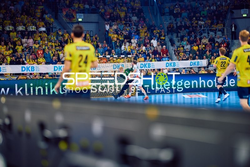 Ein Spieler der Rhein Neckar Löwen läuft auf das Tor zu.