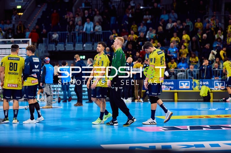 Spieler auf dem Spielfeld nach dem Spiel